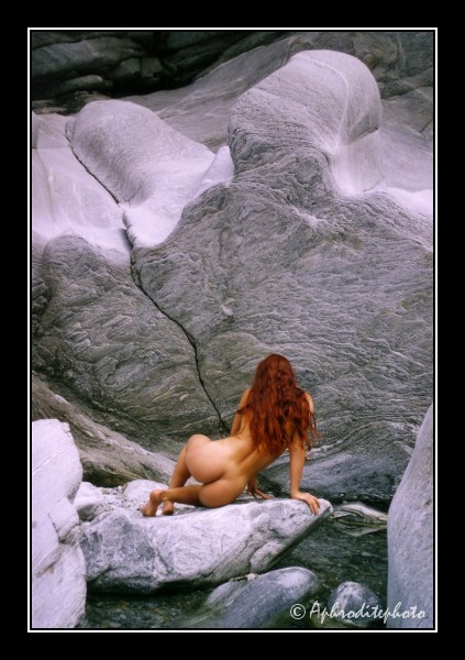 104 Une rousse et des rochers blancs